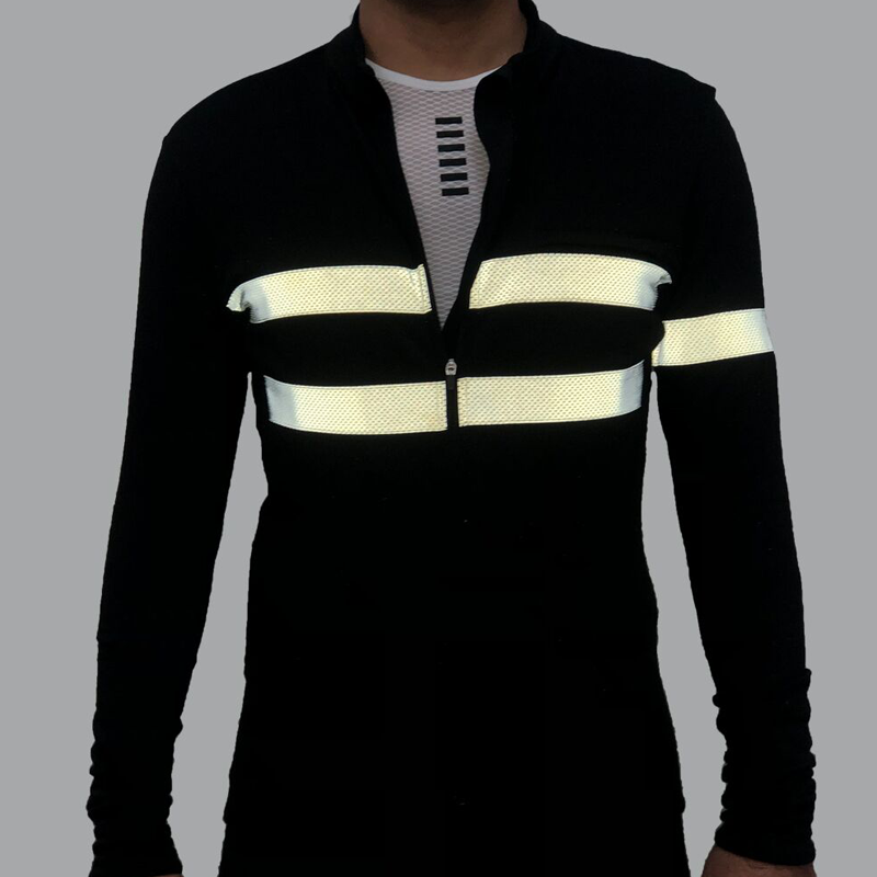 What are the benefits of wearing a reflective cycling jersey?